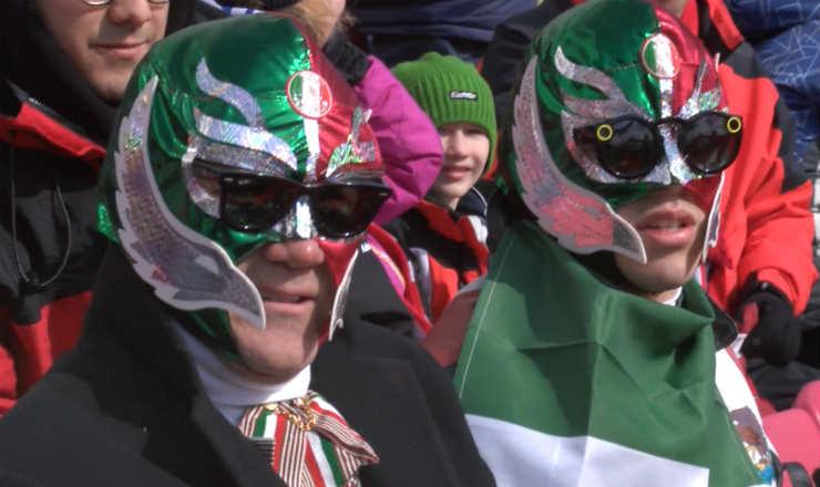 Fans mexicanos apoyan a Rodolfo Dickson con máscaras de luchador
