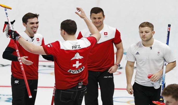 Suiza gana el desempate y es semifinalista en el curling varonil