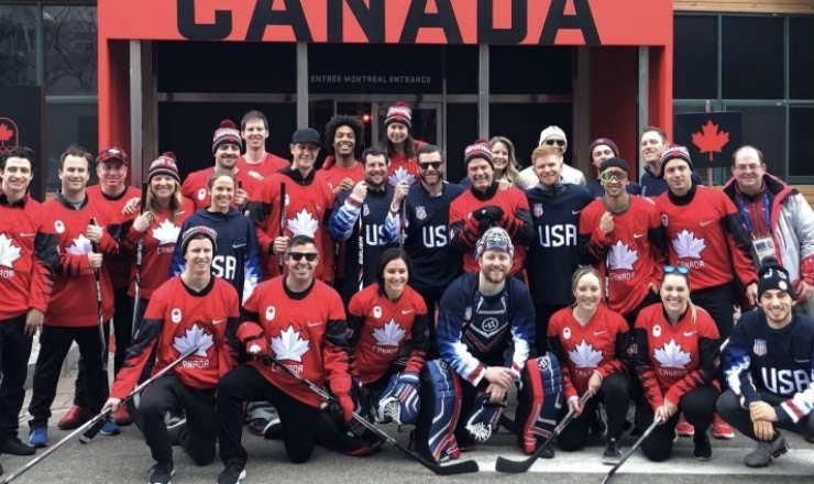 Canadá y Estados Unidos disputan divertido juego de Hockey ‘sobre calle’