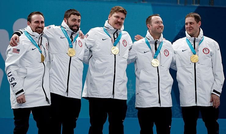 Equipo de Curling de EE.UU. recibe medalla de oro equivocada
