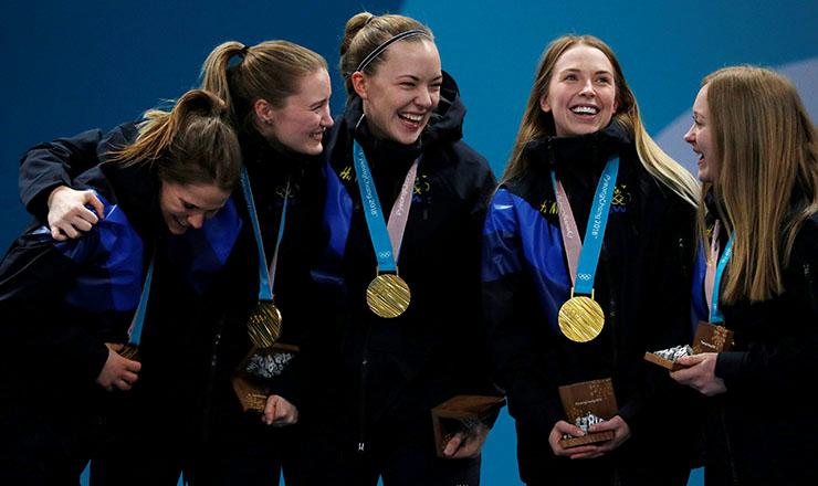 Suecia se impuso al local y levantó el oro en el curling femenil