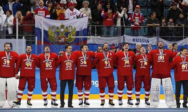 Rusia desafía al COI entonando su himno en la entrega de medallas